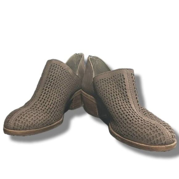 Vince Camuto Paleta Boot Booite w/ back closure and perforated upper. Size 6.5 M - Picture 9 of 10